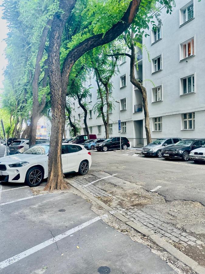 Apartmán Timeless Old Centre With 2 Bathrooms And Balcony